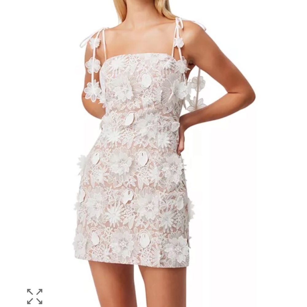 NWT Elliatt Floral Appliqué Dress